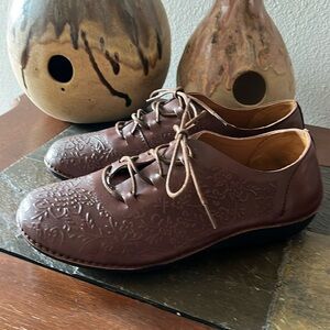 PROPET Chantel brown leather slip resistant shoes.  Size 8 EUC like new!